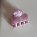 Vue détaillée de la texture marbrée rose et blanche sur une pince à cheveux en acétate - Petit / Petit Rose