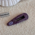 Detalle de la pinza para el pelo de tweed morado con texto coreano en fondo blanco - Estilo Gota Tweed Morado Texto Coreano