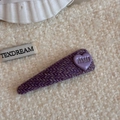Detalle de pinza para el pelo en tweed morado con dije de corazón y diseño de pico - Estilo Triángulo Corazón Tweed Morado