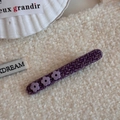Detalle de pinza para el pelo tejida en color púrpura con pequeñas flores de lila - Clip Recto Flor Tweed Morado