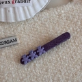 Detalle de una pinza para el cabello de tela morada con tres lindos adornos de ositos - Clip Recto Oso Tela Morada