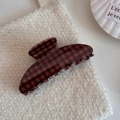 Dettaglio macro della molletta per capelli in resina a scacchi marroni e neri su beige - Pinza A Quadri Marrone Cacao - Grande