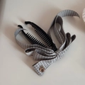 Dettaglio di fermaglio per capelli a banana con fiocco a quadri grigi e pizzo - Fermaglio Verticale Con Fiocco A Quadri E Bottone Oro (FJ891451) / Grigio