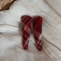 Dettaglio di fermagli per capelli in lana scozzese rossa su tessuto di lino beige - Rosso Brillante Plaid Grande - Stile Triangolare