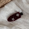 Detail van bordeauxrode fluwelen haarclip met witte stippen en zilveren sterretjes - Zilver Strass Ster - Rood Fluweel Naadloos