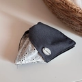 Détails du tissu gris et de la dentelle blanche sur un accessoire de cheveux minimaliste - Patchwork De Dentelle Et Tissu Gris Pince Triangulaire
