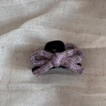 Vue détaillée du nœud en laine tricotée violette sur la pince à cheveux noire élégante - Petit Griffe Nœud de Fil Violet