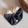 Détail d'un chouchou en dentelle grise et blanche avec un bouton décoratif élégant - Patchwork De Dentelle Et Tissu Gris Scrunchie