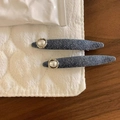 Fermagli per capelli in denim a righe blu con perle su base trapuntata bianca - Stile Perla Denim Blu Scuro (Clip in Acetato)