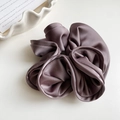Détail d'un chouchou en soie plissée mauve foncé avec un lustre doux et élégant - Gris Violet
