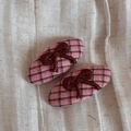 Dettaglio di fermagli per capelli a quadri rosa con fiocchi ricamati su sfondo di lino - Simpatico Rosa Marrone-Coppia Ovale