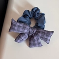 Detail von Denim-Haargummi mit großer lila karierter Schleife Haarschmuck - Lila kariertes Schleifen-Haargummi