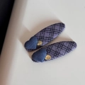 Nahaufnahme von Retro-Haarklammern mit Karomuster, Denim-Herz-Patches und Goldknöpfen - Lila karierte ovale Haarklammern