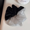Detaillierte Nahaufnahme des Haar-Scrunchies aus Samt und Netzgewebe mit Leopardenmuster - Samt Patchwork (Cremeweiß) / Cremeweiß
