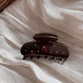 Dettaglio del fermaglio per capelli in acetato tartarugato con strass e fiocco su panno - Caffè Cuore (Medio)