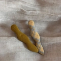 Detailed wave-shaped fabric hair clips in mustard yellow and plaid pattern set - Wave-shaped