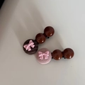 Dettaglio dei fermagli per capelli a righe con perle marroni e tessuto in velluto rosa - Fermagli Fiocco Chicco Tondo Righe Caffè