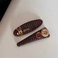 Dettaglio di fermagli per capelli a righe marroni con orsetto e bottoni vintage - Fermagli Bottone Orsetto Righe Caffè