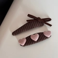 Dettaglio del fiocco per capelli a righe marroni e degli accessori a cuore rosa - Fermagli Triangolo Cuore Righe Caffè
