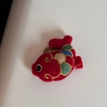 Dettaglio di un fermaglio per capelli carpa rossa ricamata con filo dorato e arte - Fermaglio Pesce della Fortuna