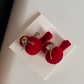 Dettaglio di fermagli per capelli in velluto rosso con fiocchi dorati e cristalli - Set Fermagli per Capelli Sacco della Fortuna