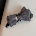 Dettaglio della molletta per capelli con fiocco in pizzo grigio e ciondolo dorato lussuoso - Fermaglio a Banana / Pinza a Banana Con Doppio Fiocco - Grigio