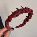 Dettaglio del cerchietto intrecciato a righe rosse e bianche con etichetta fatta a mano - Cerchietto Dentato a Righe