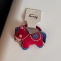 Detalle de coletero de poni bordado rojo con borde dorado y patrones florales - Lazo para el Cabello Caballo de la Suerte / Rojo