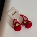 Dettaglio di elastici per capelli in velluto rosso con fiocco dorato e cristallo - Set Elastici per Capelli Sacco della Fortuna