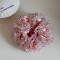 Detalle de coletero de satén rosa con bordes de encaje blanco y lentejuelas brillantes - Lentejuelas Plisadas Rosa Rosa