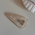 Detail der Haarklammer aus Acetat mit Marmormuster, Silberclip und handgemachtem Schriftzug - Cremeweiß