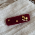 Dettaglio di fermaglio per capelli in velluto rosso con cavallino dorato e piccoli strass - Fermaglio Cavallo a Dondolo Rettangolare