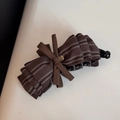 Dettaglio del fiocco per capelli in tessuto a righe marrone con emblema dorato - molletta a banana / Caffè
