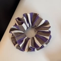 Dettaglio dell'elastico in tessuto a righe viola, bianco e marrone con trama increspata - A Strisce Viola Caffè Bianco - Stile Base