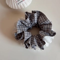 Dettaglio elastico scrunchie a scacchi blu con pizzo bianco per acconciature eleganti da donna - Grigio Quadri Pizzo - Stile Svasato