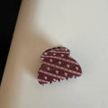 Dettaglio di una grande pinza per capelli marrone con cuori rosa e pois - Stile Ventaglio Piccolo