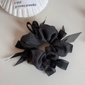 Detalle de coletero de punto gris con lazo de cinta transparente y acabado textil - Gris Oscuro Con Cinta Negra