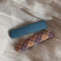 Gros plan détaillé des barrettes en tissu bleu et à carreaux violets sur lin - Paire Série Bleue - Rectangulaire