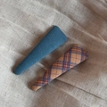 Détail de barrettes BB en tissu avec motifs à carreaux et bleu denim uni en lot - Paire Série Bleue - Triangle Mince