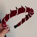 Dettaglio molletta per capelli in velluto rosso con perle bianche e denti interni - Cerchietto a Denti Lunghi in Velluto Rosso Perla