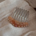 Détail du peigne à cheveux en acétate marbré avec 10 dents en métal et strass - Café Clair