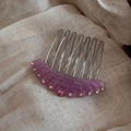 Vue détaillée d'un peigne à cheveux vintage en acétate avec cristaux violets et dents - Violet