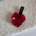 Dettaglio del fermaglio a camelia in acetato rosso marmorizzato con piccolo strass - Rosso Vino (Fermaglio)