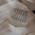 Détail du peigne couronne en acétate avec strass colorés et pierre précieuse rose - Blanc Sirène