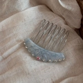 Détail du peigne en acétate marbré bleu orné de cristaux brillants et de dents argentées - Bleu