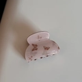 Gros plan d'une pince à cheveux rose poudré avec motif de papillons sur fond blanc - Imprimé Papillon Rose - Style Petit Éventail