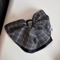 Dettaglio della molletta per capelli a fiocco scozzese grigio con bottone vintage - Quadretti Nero Grigio - Molletta a Gonna