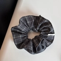 Dettaglio dell'elastico scrunchie a quadri grigi con texture in tessuto ed etichetta - Quadretti Nero Grigio - Scrunchie a Vita
