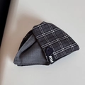 Dettaglio di scrunchie a quadri grigi con bottone decorativo ed etichetta tessuta - Quadretti Nero Grigio - Molletta a Triangolo