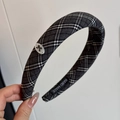 Dettaglio di elastico grigio a quadretti con etichetta fatta a mano e fiocco - Quadretti Nero Grigio - Fascia per Capelli